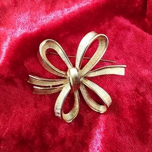 Vintage Monet Gold Tone Bow Brooch In Excellent Condition.